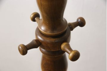中古　カリモク家具(karimoku)　上品な挽き物加工が施されたポールハンガー(コートハンガー、帽子掛け、店舗什器)(R-060535)