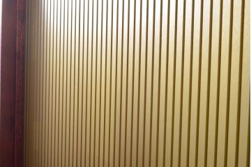 和製ビンテージ　最高級　タモ材　レトロな雰囲気を感じる特大縦型ガラスケース(ショーケース、店舗什器、ヴィンテージ)(R-060537)