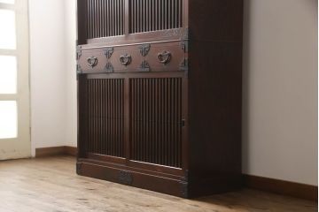 中古　美品　岩谷堂箪笥　和モダンの空間づくりにおすすめの格子戸が魅力的な食器棚(茶箪笥、茶棚、戸棚、収納棚、キャビネット)(定価約75万円)(R-060539)