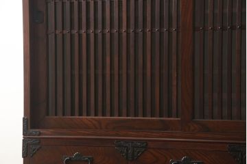 中古　美品　岩谷堂箪笥　和モダンの空間づくりにおすすめの格子戸が魅力的な食器棚(茶箪笥、茶棚、戸棚、収納棚、キャビネット)(定価約75万円)(R-060539)