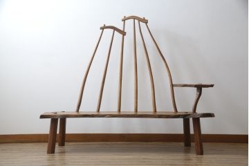 和製アンティーク　希少デザイン　ジョージナカシマ風　カシ(樫)材一枚板　個性的なデザインが目を惹くベンチ(ジョージ・ナカシマ、ソファ、長椅子、アームチェア、板座チェア、2人掛け、3人掛け)(R-060541)