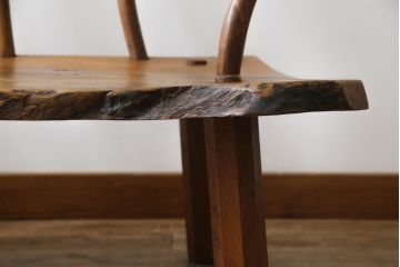 和製アンティーク　希少デザイン　ジョージナカシマ風　カシ(樫)材一枚板　個性的なデザインが目を惹くベンチ(ジョージ・ナカシマ、ソファ、長椅子、アームチェア、板座チェア、2人掛け、3人掛け)(R-060541)