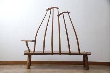 和製アンティーク　希少デザイン　ジョージナカシマ風　カシ(樫)材一枚板　個性的なデザインが目を惹くベンチ(ジョージ・ナカシマ、ソファ、長椅子、アームチェア、板座チェア、2人掛け、3人掛け)(R-060541)