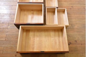 中古　美品　漆塗り　味わい深い色合いと風格のある金具が魅力の仙台箪笥(引き出し、収納タンス、整理箪笥、サイドチェスト)(定価約42万円)(R-060542)