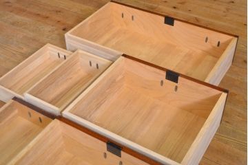 中古　美品　漆塗り　味わい深い色合いと風格のある金具が魅力の仙台箪笥(引き出し、収納タンス、整理箪笥、サイドチェスト)(定価約42万円)(R-060542)