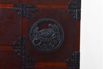 中古　美品　漆塗り　味わい深い色合いと風格のある金具が魅力の仙台箪笥(引き出し、収納タンス、整理箪笥、サイドチェスト)(定価約42万円)(R-060542)