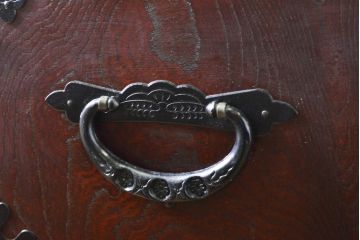 中古　美品　漆塗り　味わい深い色合いと風格のある金具が魅力の仙台箪笥(引き出し、収納タンス、整理箪笥、サイドチェスト)(定価約42万円)(R-060542)