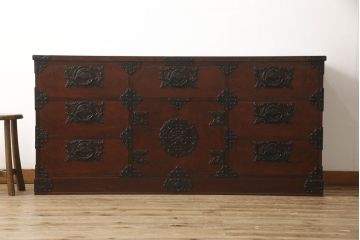 中古　美品　岩谷堂箪笥　桜木家具店作　存在感のあるな金具と重厚な佇まいが魅力のサイドボード(サイドチェスト、引き出し、整理タンス、収納箪笥)(R-060543)