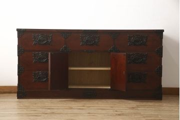 中古　美品　岩谷堂箪笥　桜木家具店作　存在感のあるな金具と重厚な佇まいが魅力のサイドボード(サイドチェスト、引き出し、整理タンス、収納箪笥)(R-060543)