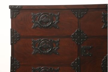 中古　美品　岩谷堂箪笥　桜木家具店作　存在感のあるな金具と重厚な佇まいが魅力のサイドボード(サイドチェスト、引き出し、整理タンス、収納箪笥)(R-060543)