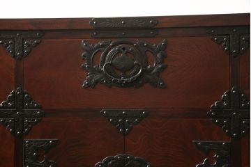 中古　美品　岩谷堂箪笥　桜木家具店作　存在感のあるな金具と重厚な佇まいが魅力のサイドボード(サイドチェスト、引き出し、整理タンス、収納箪笥)(R-060543)