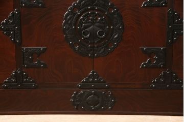 中古　美品　岩谷堂箪笥　桜木家具店作　存在感のあるな金具と重厚な佇まいが魅力のサイドボード(サイドチェスト、引き出し、整理タンス、収納箪笥)(R-060543)