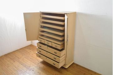 中古　伝統工芸士　鈴木?三郎作　透かしの金具がモダンな雰囲気を醸し出す加茂桐箪笥(胴丸、桐たんす、和タンス、衣装箪笥、収納箪笥、着物箪笥)(R-060544)