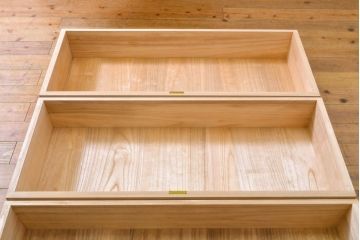 中古　伝統工芸士　鈴木?三郎作　透かしの金具がモダンな雰囲気を醸し出す加茂桐箪笥(胴丸、桐たんす、和タンス、衣装箪笥、収納箪笥、着物箪笥)(R-060544)