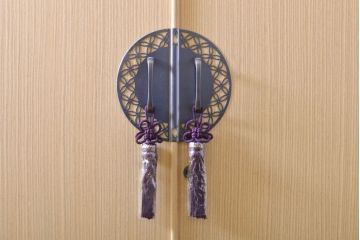 中古　伝統工芸士　鈴木?三郎作　透かしの金具がモダンな雰囲気を醸し出す加茂桐箪笥(胴丸、桐たんす、和タンス、衣装箪笥、収納箪笥、着物箪笥)(R-060544)