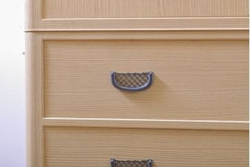 中古　伝統工芸士　鈴木?三郎作　透かしの金具がモダンな雰囲気を醸し出す加茂桐箪笥(胴丸、桐たんす、和タンス、衣装箪笥、収納箪笥、着物箪笥)(R-060544)