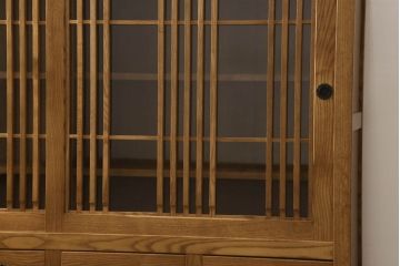 中古　美品　国産　手造り　タモ材　和モダンなお部屋に取り入れやすい水屋箪笥サイドボード(サイドキャビネット、食器棚、カップボード、戸棚、収納棚)(R-060545)