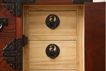 中古　美品　伝統民芸家具　岩谷堂箪笥　厚みのある金具が威厳を放つ車箪笥(小箪笥、チェスト、引き出し)(R-060547)