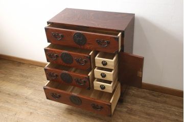 中古　美品　伝統民芸家具　岩谷堂箪笥　厚みのある金具が威厳を放つ車箪笥(小箪笥、チェスト、引き出し)(R-060547)