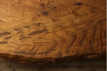 中古　美品　高級品　屋久杉一枚板の迫力ある杢目が存在感を放つ座卓(ローテーブル)(定価約270万円)(R-060548)