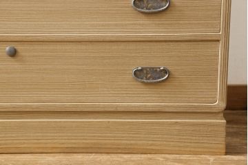 中古　美品　国産　職人手造り　透かしの金具が素敵な総桐箪笥(胴厚、四方丸、総桐たんす、着物箪笥、和タンス、衣装箪笥)(R-060549)