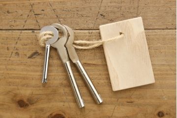 中古　美品　国産　職人手造り　透かしの金具が素敵な総桐箪笥(胴厚、四方丸、総桐たんす、着物箪笥、和タンス、衣装箪笥)(R-060549)