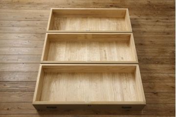 中古　国産　職人手造り　松竹梅の金具が上品な和を演出してくれる桐箪笥(桐たんす、胴厚、四方丸、和タンス、衣装箪笥、収納箪笥、着物箪笥)(R-060551)