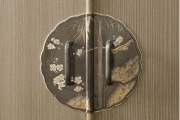 中古　国産　職人手造り　松竹梅の金具が上品な和を演出してくれる桐箪笥(桐たんす、胴厚、四方丸、和タンス、衣装箪笥、収納箪笥、着物箪笥)(R-060551)