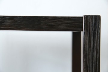 中古　美品　希少な絶版品　現代和具　NOBUYA MATSUOKA　松岡漆工　浮造り加工　和モダンな空間づくりにぴったりの縦型飾り棚　(R-060553)