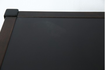 中古　美品　希少な絶版品　現代和具　NOBUYA MATSUOKA　松岡漆工　浮造り加工　和モダンな空間づくりにぴったりの縦型飾り棚　(R-060553)