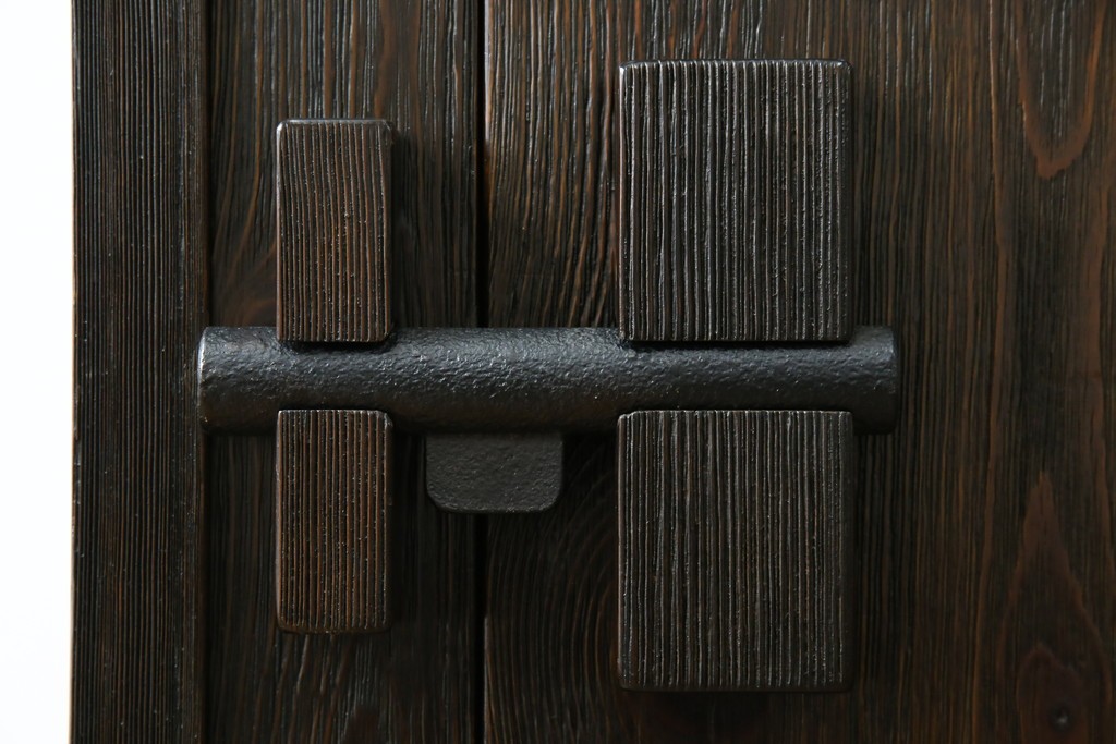 中古　美品　希少な絶版品　現代和具　NOBUYA MATSUOKA　松岡漆工　浮造り加工　和モダンな空間づくりにぴったりの縦型飾り棚　(R-060553)