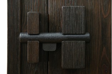 中古　美品　希少な絶版品　現代和具　NOBUYA MATSUOKA　松岡漆工　浮造り加工　和モダンな空間づくりにぴったりの縦型飾り棚　(R-060553)