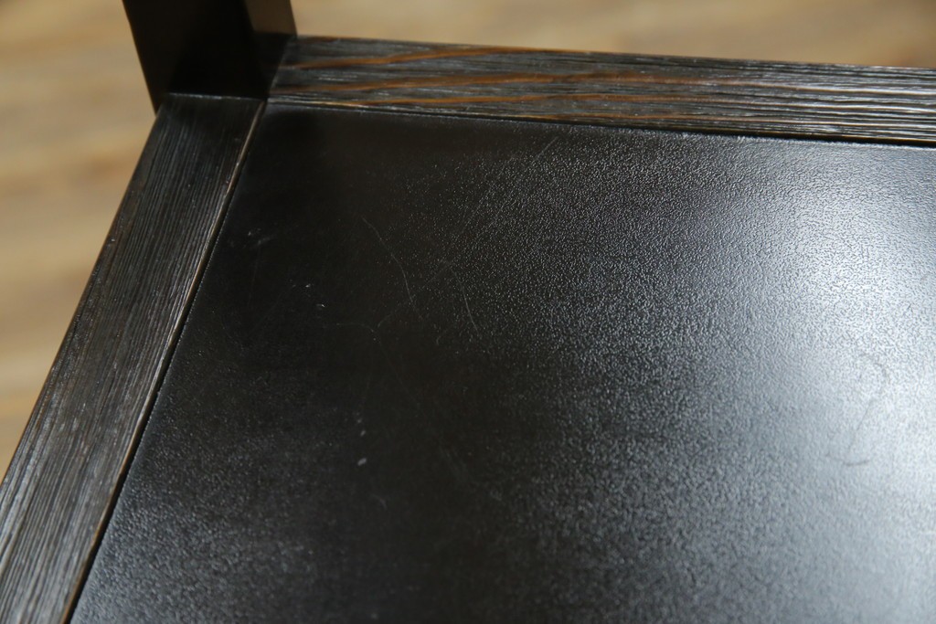 中古　美品　希少な絶版品　現代和具　NOBUYA MATSUOKA　松岡漆工　浮造り加工　和モダンな空間づくりにぴったりの縦型飾り棚　(R-060553)