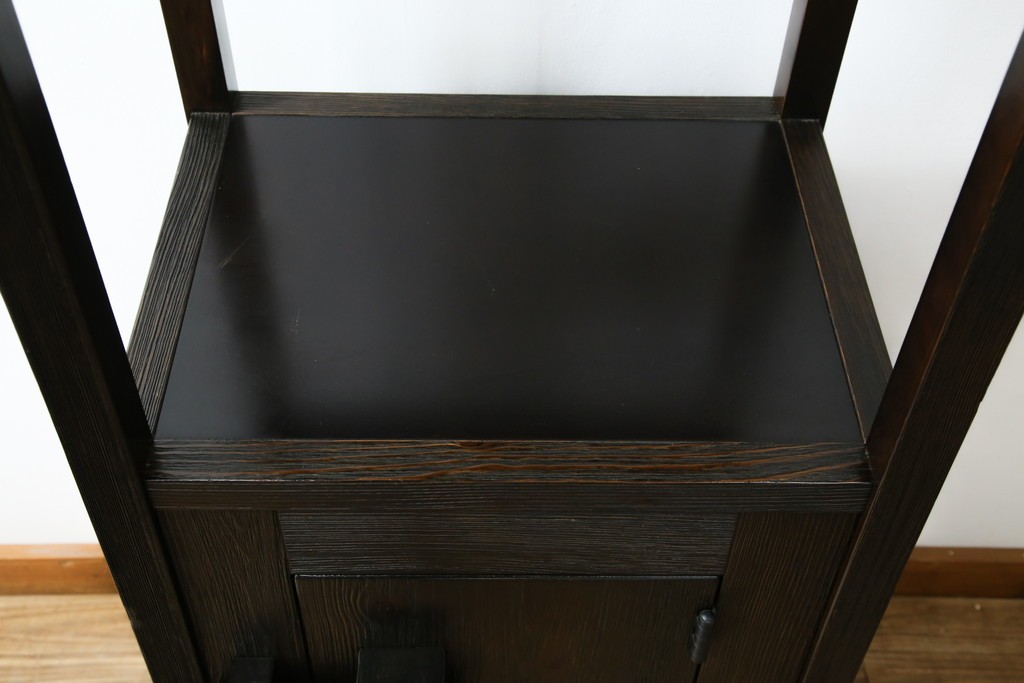 中古　美品　希少な絶版品　現代和具　NOBUYA MATSUOKA　松岡漆工　浮造り加工　和モダンな空間づくりにぴったりの縦型飾り棚　(R-060553)