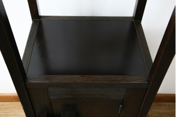 中古　美品　希少な絶版品　現代和具　NOBUYA MATSUOKA　松岡漆工　浮造り加工　和モダンな空間づくりにぴったりの縦型飾り棚　(R-060553)