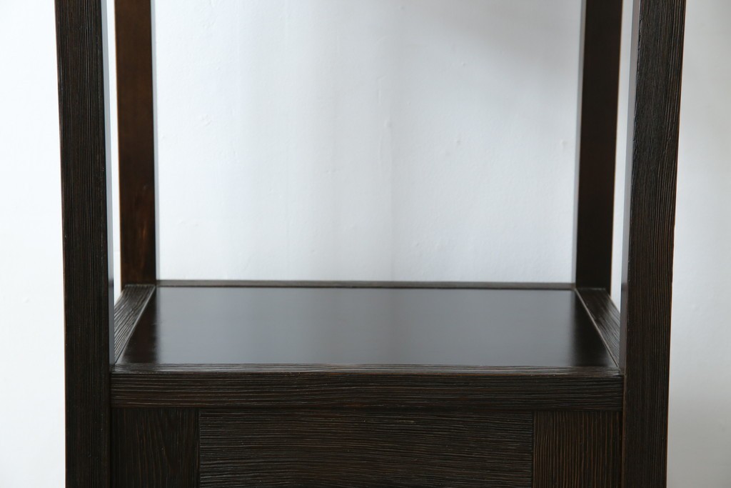 中古　美品　希少な絶版品　現代和具　NOBUYA MATSUOKA　松岡漆工　浮造り加工　和モダンな空間づくりにぴったりの縦型飾り棚　(R-060553)