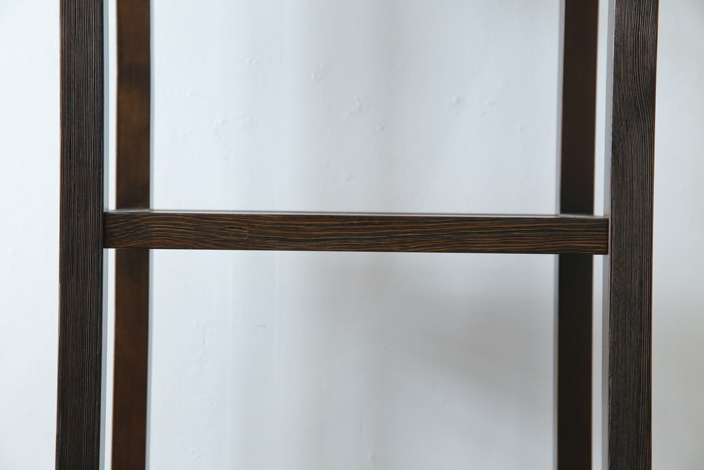 中古　美品　希少な絶版品　現代和具　NOBUYA MATSUOKA　松岡漆工　浮造り加工　和モダンな空間づくりにぴったりの縦型飾り棚　(R-060553)