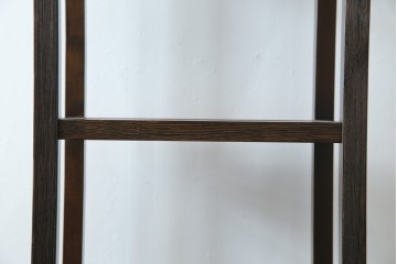 中古　美品　希少な絶版品　現代和具　NOBUYA MATSUOKA　松岡漆工　浮造り加工　和モダンな空間づくりにぴったりの縦型飾り棚　(R-060553)