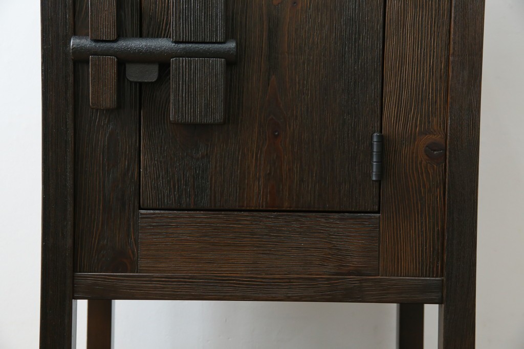 中古　美品　希少な絶版品　現代和具　NOBUYA MATSUOKA　松岡漆工　浮造り加工　和モダンな空間づくりにぴったりの縦型飾り棚　(R-060553)