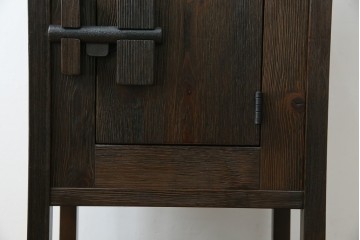 中古　美品　希少な絶版品　現代和具　NOBUYA MATSUOKA　松岡漆工　浮造り加工　和モダンな空間づくりにぴったりの縦型飾り棚　(R-060553)