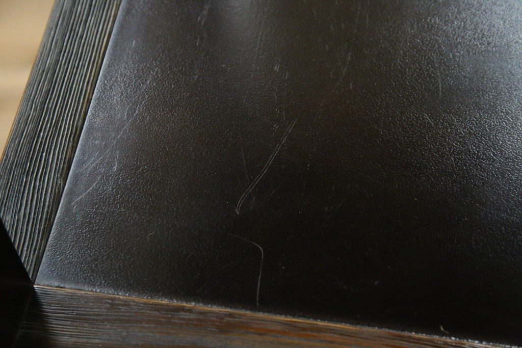 中古　美品　希少な絶版品　現代和具　NOBUYA MATSUOKA　松岡漆工　浮造り加工　和モダンな空間づくりにぴったりの縦型飾り棚　(R-060553)