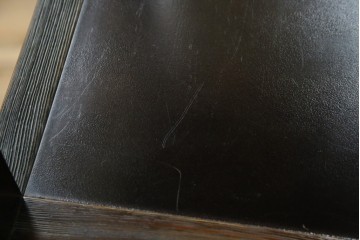 中古　美品　希少な絶版品　現代和具　NOBUYA MATSUOKA　松岡漆工　浮造り加工　和モダンな空間づくりにぴったりの縦型飾り棚　(R-060553)