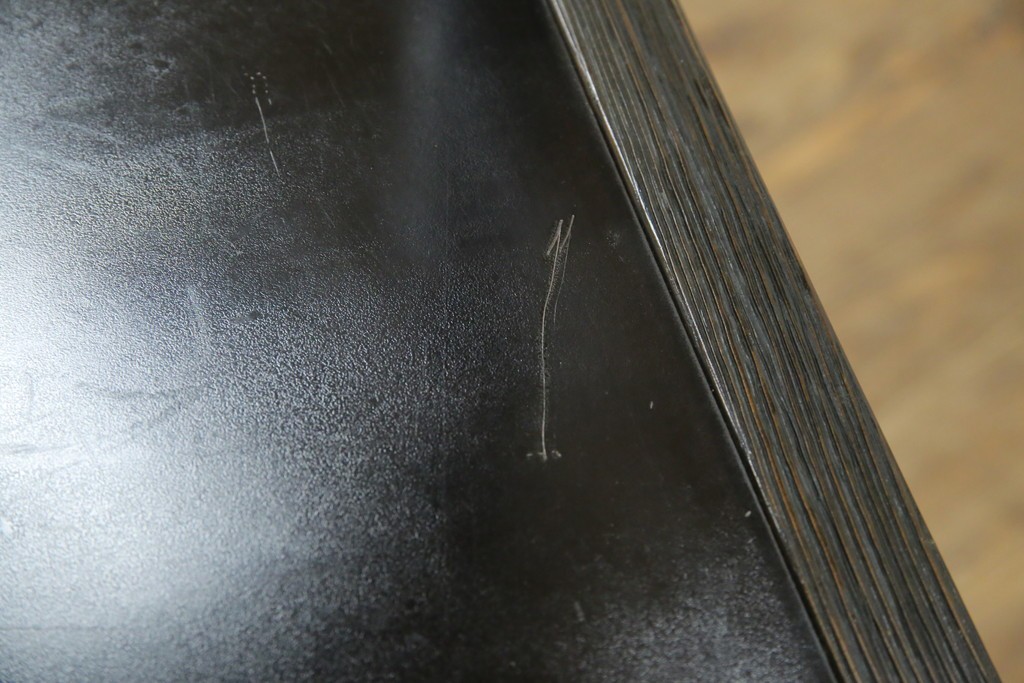 中古　美品　希少な絶版品　現代和具　NOBUYA MATSUOKA　松岡漆工　浮造り加工　和モダンな空間づくりにぴったりの縦型飾り棚　(R-060553)