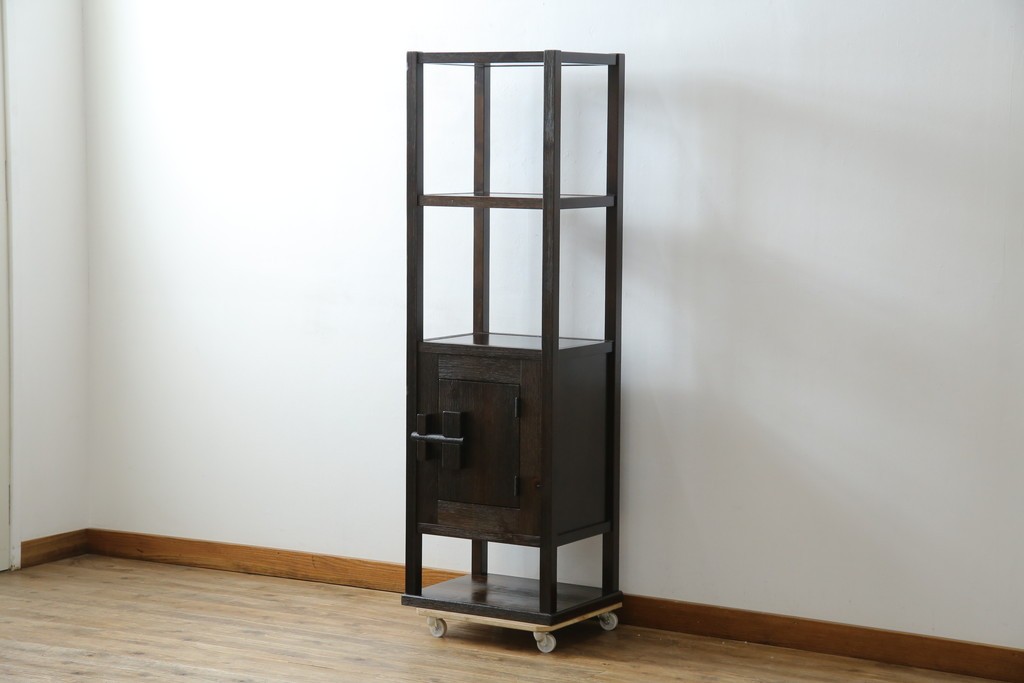 中古　美品　希少な絶版品　現代和具　NOBUYA MATSUOKA　松岡漆工　浮造り加工　和モダンな空間づくりにぴったりの縦型飾り棚　(R-060553)