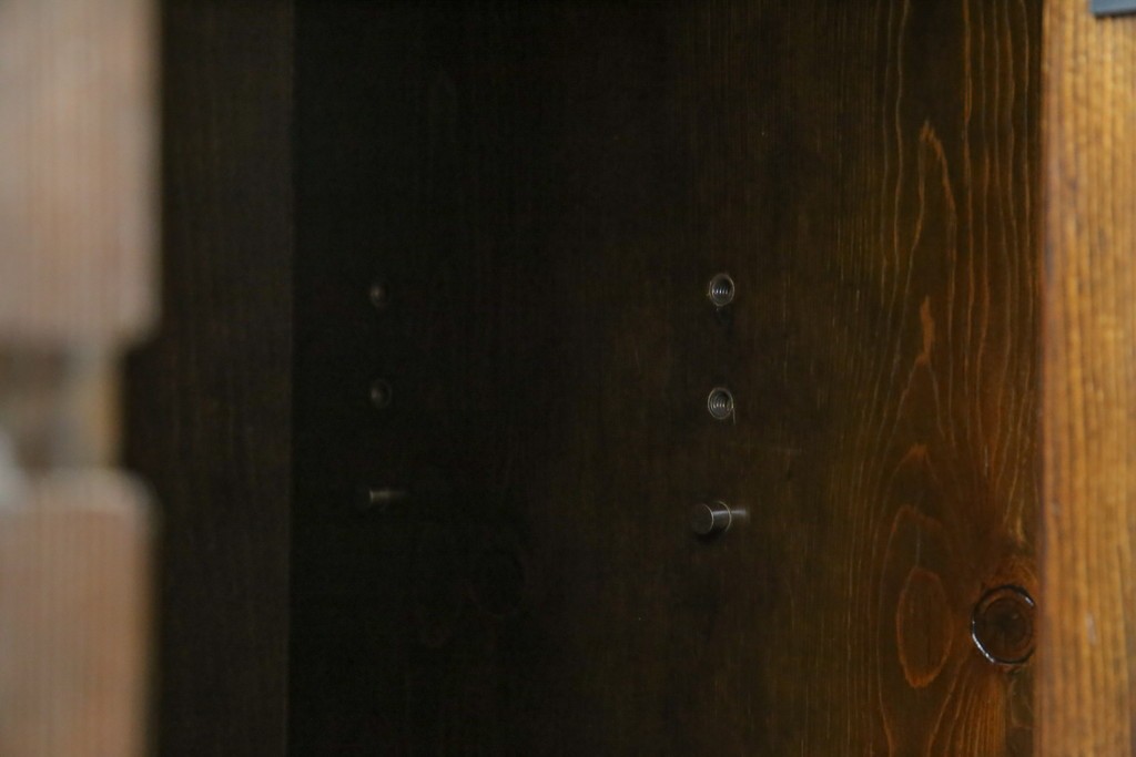 中古　美品　希少な絶版品　現代和具　NOBUYA MATSUOKA　松岡漆工　浮造り加工　和モダンな空間づくりにぴったりの縦型飾り棚　(R-060553)