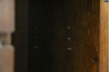 中古　美品　希少な絶版品　現代和具　NOBUYA MATSUOKA　松岡漆工　浮造り加工　和モダンな空間づくりにぴったりの縦型飾り棚　(R-060553)