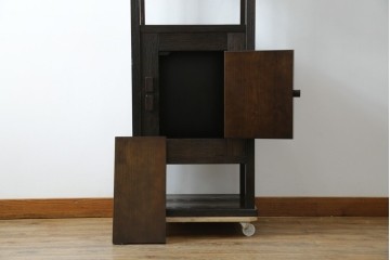 中古　美品　希少な絶版品　現代和具　NOBUYA MATSUOKA　松岡漆工　浮造り加工　和モダンな空間づくりにぴったりの縦型飾り棚　(R-060553)