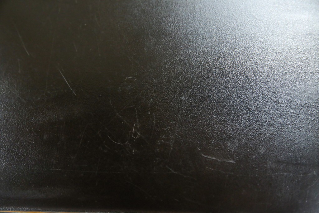 中古　美品　希少な絶版品　現代和具　NOBUYA MATSUOKA　松岡漆工　浮造り加工　和モダンな空間づくりにぴったりの縦型飾り棚　(R-060553)