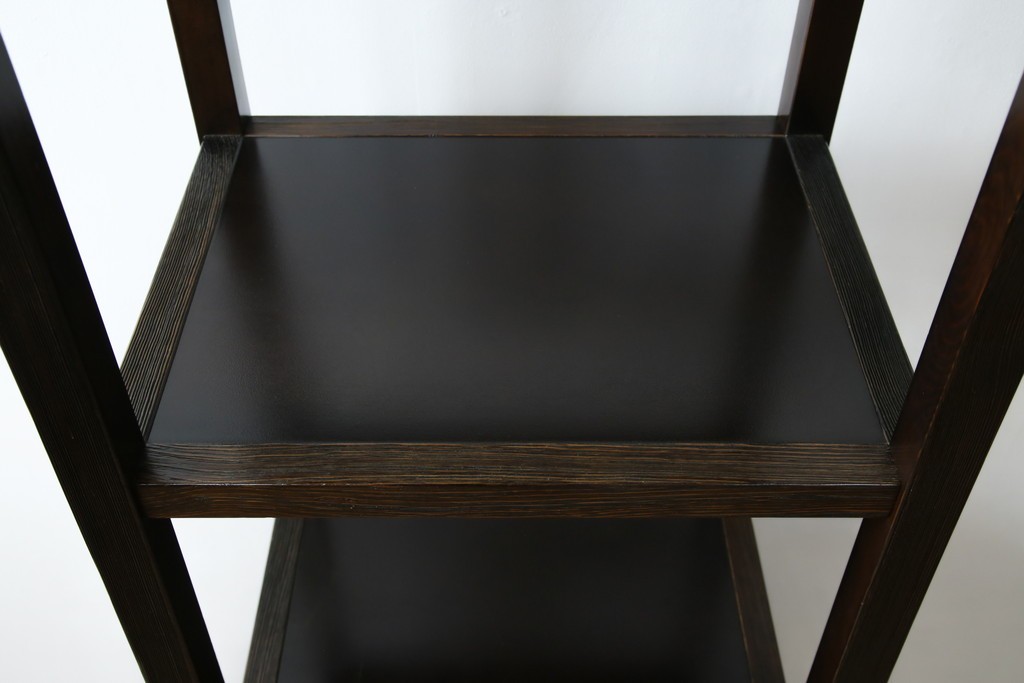 中古　美品　希少な絶版品　現代和具　NOBUYA MATSUOKA　松岡漆工　浮造り加工　和モダンな空間づくりにぴったりの縦型飾り棚　(R-060553)