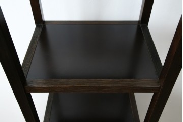 中古　美品　希少な絶版品　現代和具　NOBUYA MATSUOKA　松岡漆工　浮造り加工　和モダンな空間づくりにぴったりの縦型飾り棚　(R-060553)